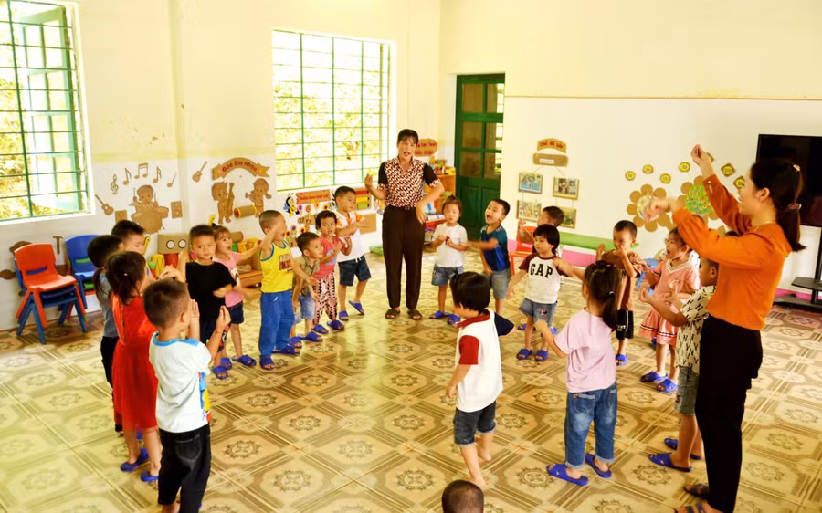 Gác lại đau thương, cô trò điểm trường Làng Nủ tiếp tục đến trường.