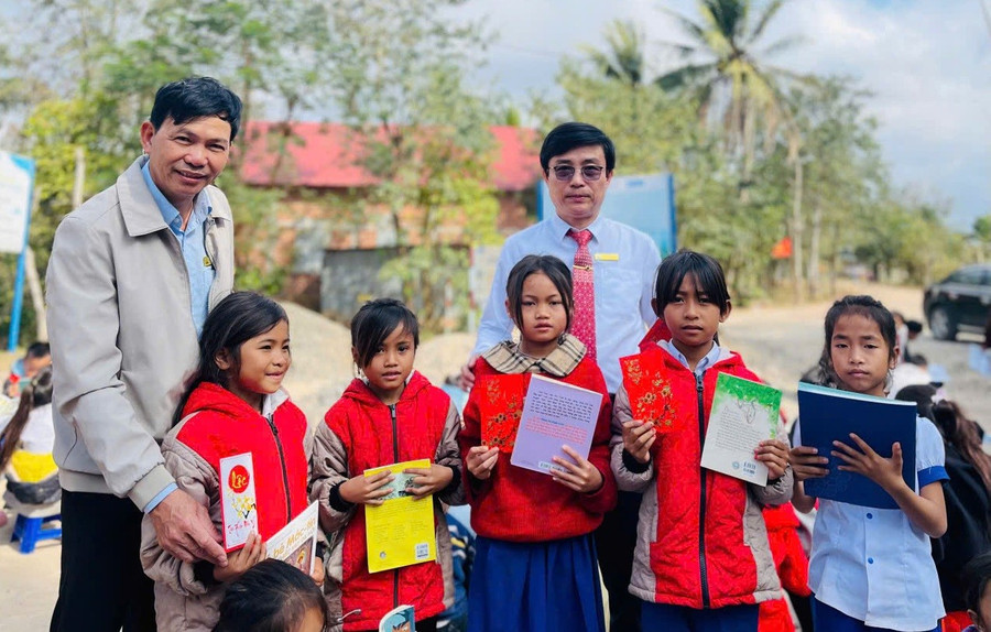 Sách là một trong những phần quà ý nghĩa học sinh Trường Tiểu học – Trung học cơ sở A Xing (Lìa, Quảng Trị) được hỗ trợ. Ảnh: NTCC