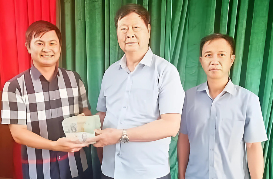Thầy Khương Văn Hưng (giữa) trao số tiền ủng hộ người dân cho đại diện địa phương xã Quỹ Nhất, Ninh Bình.
