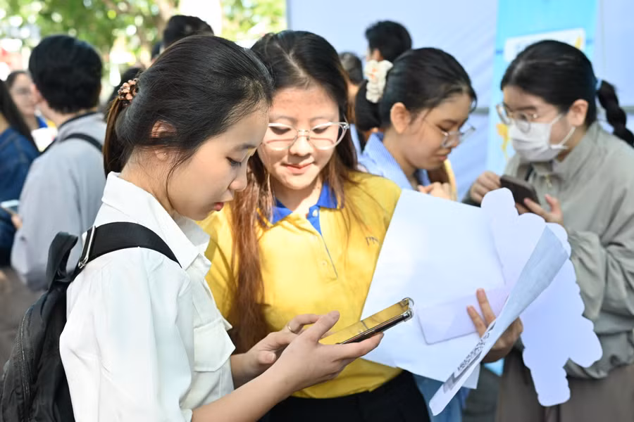 Sinh viên Trường Đại học Kinh tế, Đại học Đà Nẵng tham gia Ngày hội việc làm do nhà trường phối hợp với Sở LĐ-TB&XH Đà Nẵng tổ chức. Ảnh: TG