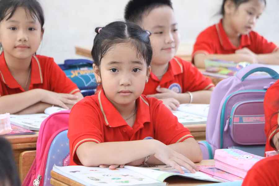 Học sinh Trường Tiểu học Ngũ Hiệp (Thanh Trì, Hà Nội) trong một giờ học trên lớp.