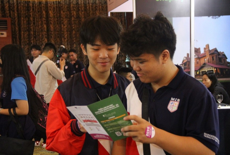 Học sinh dự triển lãm du học New South Wales Education Expo Vietnam 2024. Ảnh: Sỹ Điền