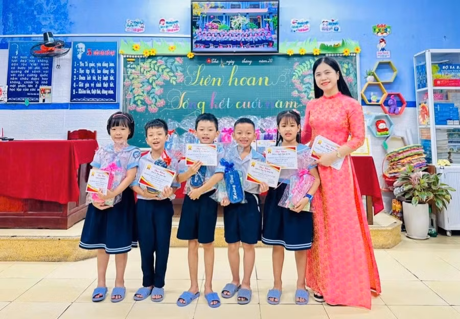 Cô Lê Thị Phương Châu - Trường Tiểu học An Cựu, TP Huế và học trò. Ảnh: TG