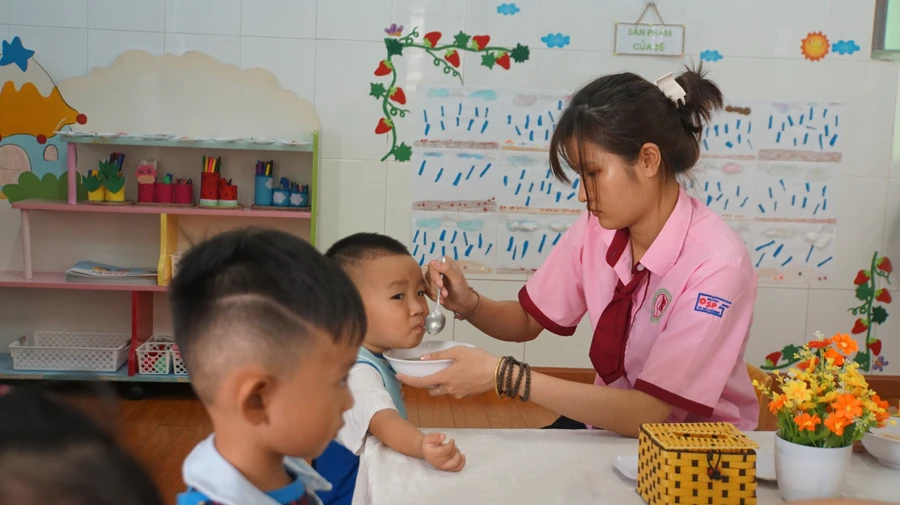 Sinh viên Trường Đại học Sư phạm TP Hồ Chí Minh thực tập tại Trường Mầm non Thạnh An, huyện Cần Giờ. Ảnh: Lê Nam