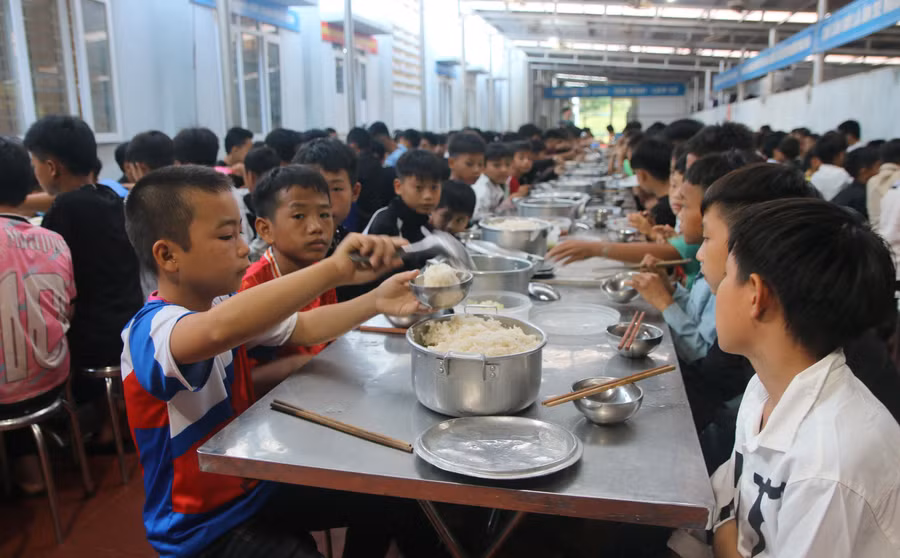 Bữa ăn bán trú của Trường PTDTBT THCS Huổi Luông, xã Phong Thổ (Lai Châu).
