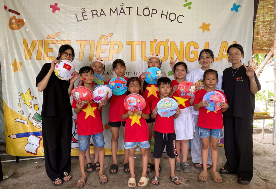Chị Trà Hồng Lê cùng các thành viên Trung tâm Hỗ trợ Thanh niên công nhân TPHCM luôn nỗ lực vận động các nhà hảo tâm để hỗ trợ những đứa trẻ theo học. Ảnh: NVCC lop-hoc-viet-tiep-tuong-lai-cho-tre-ngheo-2.jpg
