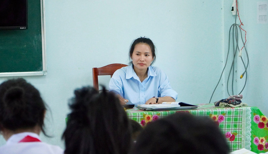 Có khi 2 tuần hoặc một tháng cô Trần Thị Mỹ Lệ mới về đất liền vì chi phí đi lại khá cao. vuot-song-toi-lop-5.jpg