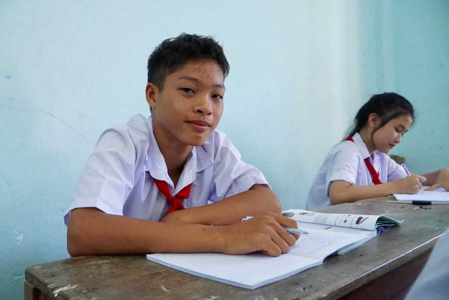 Phan Hoàng Phát, học sinh lớp 8, Trường Tiểu học - THCS xã Nhơn Châu mong ước được học THPT rồi lên đại học. vuot-song-toi-lop-4.jpg