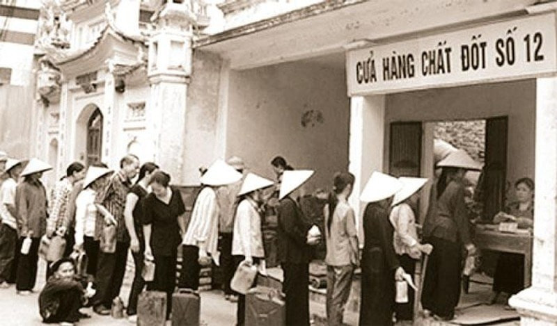 Người dân xếp hàng mua đồ và tem phiếu mua hàng thời bao cấp. Ảnh tư liệu 80-nam-kinh-te-viet-nam-3.jpg
