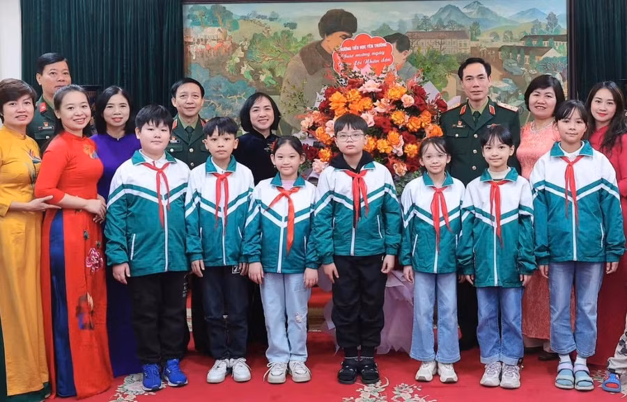 Cô Lê Thị Hà (thứ 4 từ trái qua, hàng 2) và giáo viên tiêu biểu, học sinh xuất sắc Trường Tiểu học Yên Thường chúc mừng 80 năm Ngày thành lập Quân đội Nhân dân Việt Nam tại Học viện Hậu cần. Ảnh: TG