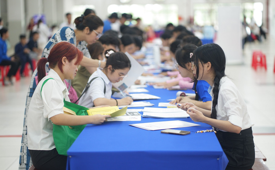 Thí sinh làm thủ tục nhập học tại Trường Đại học Tôn Đức Thắng, tháng 8/2025. Ảnh: Duy Khánh