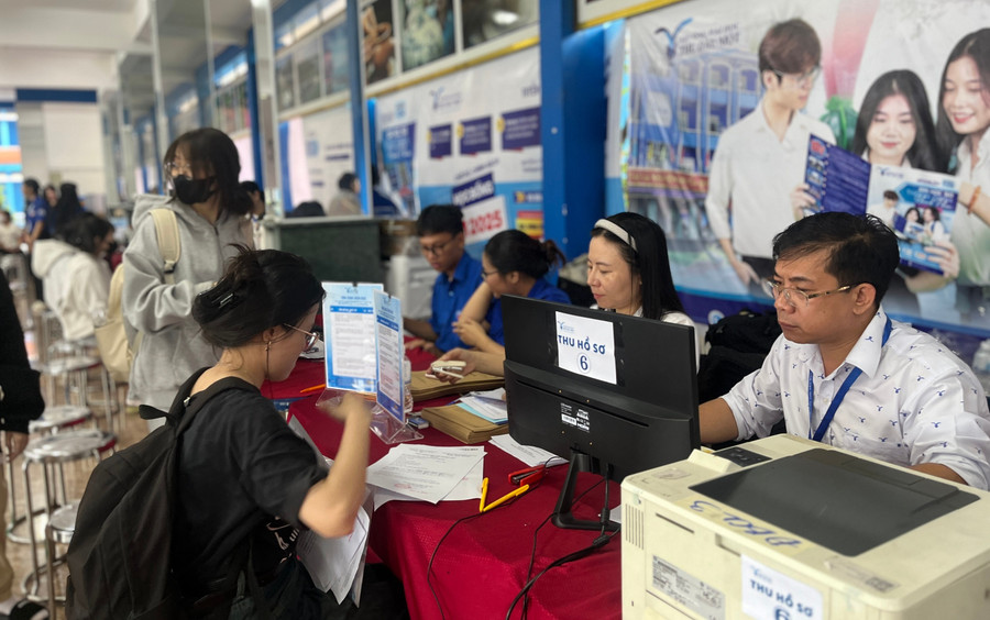 Thí sinh làm thủ tục nhập học tại Trường Đại học Thủ Dầu Một, tháng 8/2025. Ảnh: L.Nam tuyen-sinh-dai-hoc-dot-bo-sung-1.jpg