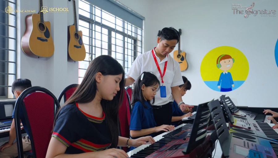 Chương trình AMEB giúp học sinh UKA hướng đến việc rèn luyện kỹ năng biểu diễn và cảm thụ âm nhạc chuyên nghiệp. Ảnh: UKA Gia Lai