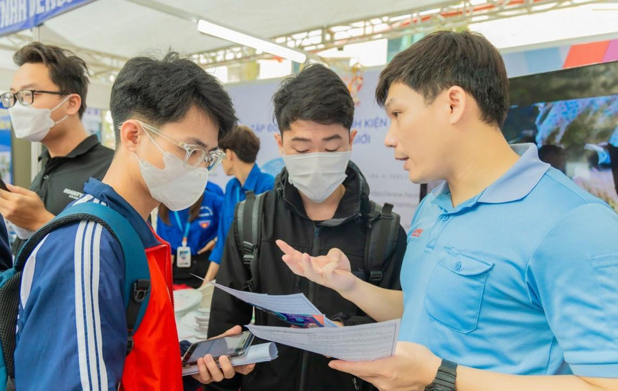 Sinh viên Trường ĐH Công nghiệp Hà Nội được tư vấn về kỹ năng mềm tại Ngày hội việc làm năm 2024 do trường tổ chức. Ảnh: Website nhà trường