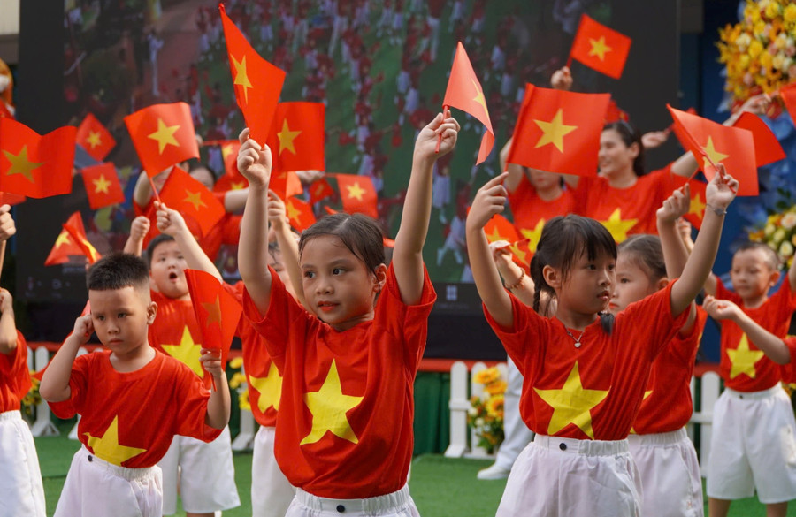 Trẻ Trường Mầm non Thành Phố (Quận 3) tham gia tiết mục đồng diễn thể dục tại ngày hội phát triển Giáo dục mầm non chào mừng 50 năm ngày Giải phóng miền Nam, thống nhất đất nước. Ảnh: MA