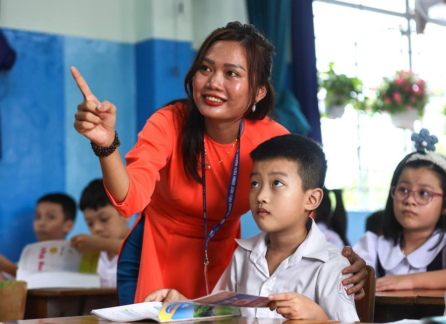 Cô và trò Trường Tiểu học Đinh Tiên Hoàng, TPHCM. Ảnh: ITN