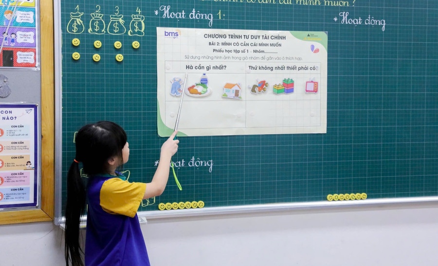 Học sinh Ban Mai School học về tư duy tài chính. Ảnh: NTCC