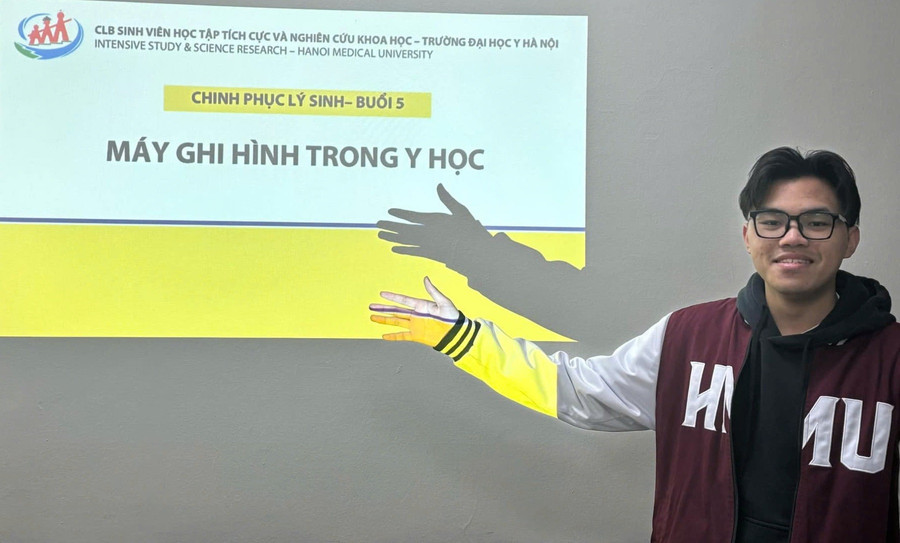 Chàng sinh viên năm nhất Trường Đại học Y Hà Nội tích cực tham gia CLB sinh viên và say mê nghiên cứu khoa học.