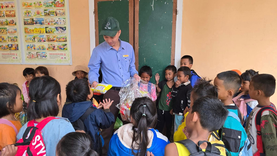 Thầy Ngô Duy Hưng mang những món quà yêu thương đến học sinh vùng cao. Ảnh: NVCC