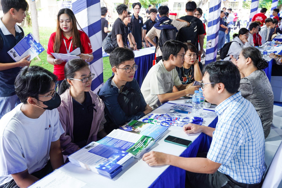 Phụ huynh, thí sinh tìm hiểu thông tin tuyển sinh đại học năm 2025. xay-dung-van-hoa-chat-luong-ben-vung-giua-cac-dia-phuong-1.jpg