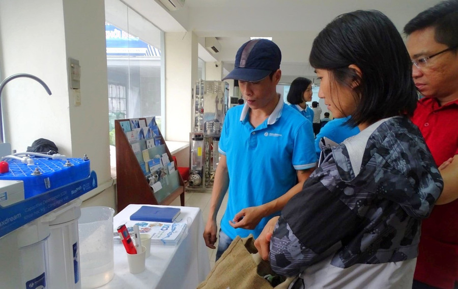 Hệ thống lọc nước của TS Quyết được giới thiệu tại Sở Khoa học và Công nghệ TPHCM. Ảnh: Hà An tien-si-khoi-nghiep-voi-cong-nghe-loc-nuoc-1.jpg