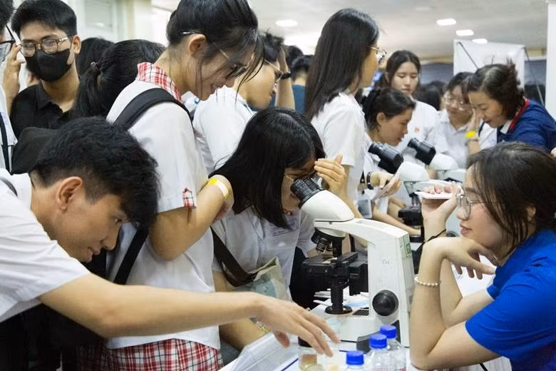 Học sinh tham quan phòng thí nghiệm, trung tâm thực hành, trải nghiệm mô phỏng y khoa tại Trường Đại học Y Dược TPHCM. Ảnh: NTCC