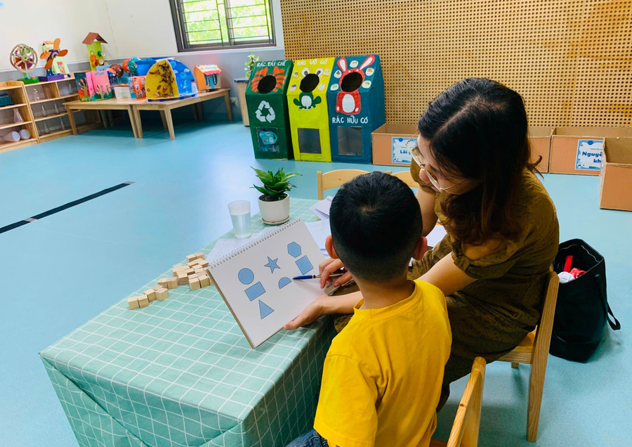 Khơi nguồn tư duy khoa học cho trẻ mầm non từ những điều giản dị nhất. Ảnh: HNUE dua-stem-vao-giao-duc-mam-non2.jpg