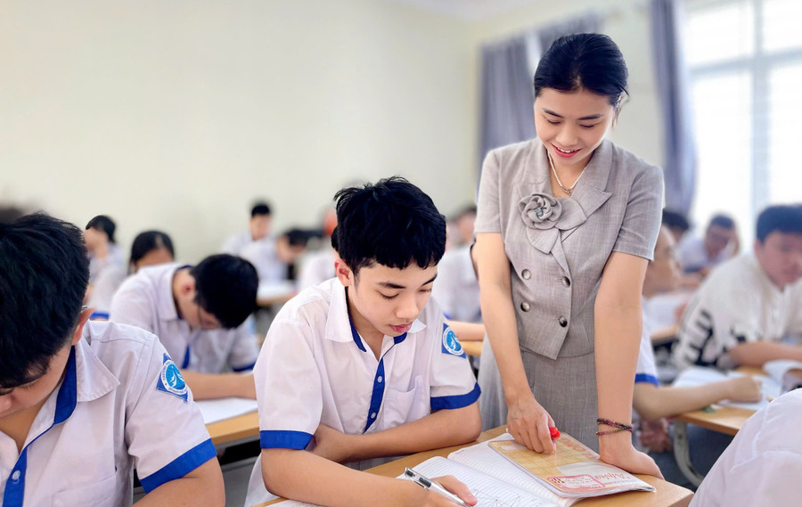 Cô và trò Trường THCS Đông Thọ (TP Thanh Hóa) trong giờ ôn thi vào lớp 10 năm 2025. Ảnh: Hồng Đức