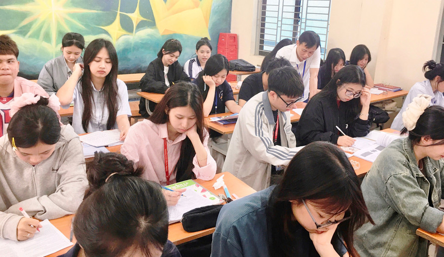 Học sinh lớp 12, Trường THPT Ngọc Lặc (Ngọc Lặc) đang ôn thi tốt nghiệp năm 2025. Ảnh: Hồng Đức on-thi-cho-hoc-sinh-cuoi-cap-tai-thanh-hoa-2.jpg