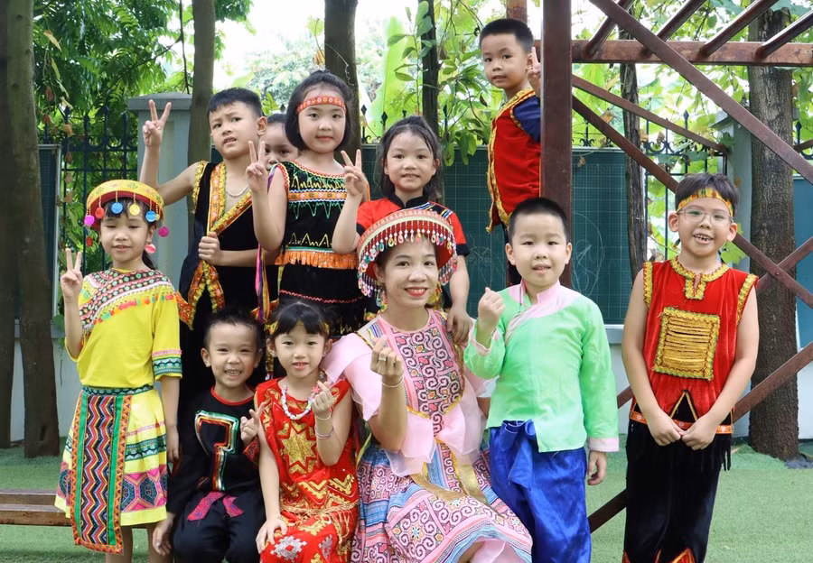 Cô Trần Kim Anh - Trường Tiểu học và THCS Tây Hà Nội (quận Bắc Từ Liêm, Hà Nội) cùng học trò. Ảnh: NVCC