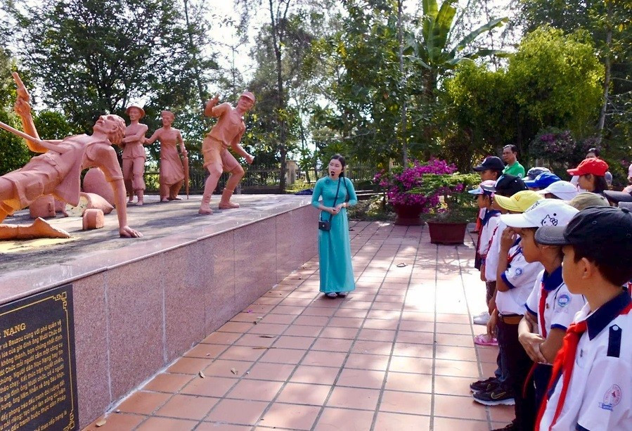 Học sinh một trường ở Giá Rai (Bạc Liêu) tham quan di tích Đồng Nọc Nạng trong môn Giáo dục địa phương. linh-hoat-dieu-chinh-tai-lieu-giao-duc-dia-phuong3.jpg