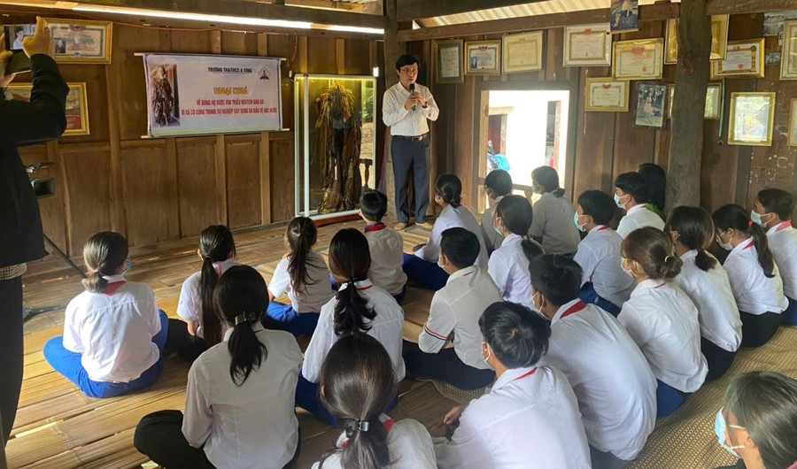 Học sinh Trường Tiểu học & THCS A Xing (Quảng Trị) trong tiết ngoại khóa về chiếc áo vua ban “Vân phụng tiên y” - bảo vật của dòng họ A Xớp, dân tộc Pa Kô. Ảnh: NTCC linh-hoat-dieu-chinh-tai-lieu-giao-duc-dia-phuong-2.jpg