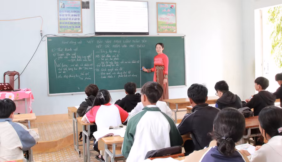 Cô Lê Thị Ngọc Ánh ôn tập cho học sinh lớp 9 Trường THCS Cư Pui, huyện Krông Bông. Ảnh: TT