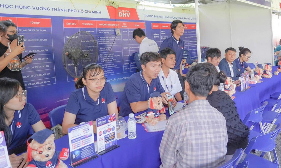 Chuyên viên tư vấn tuyển sinh Trường Đại học Hùng Vương TPHCM tại Ngày hội lựa chọn nguyện vọng xét tuyển đại học 2025. Ảnh: DHV vuot-rao-trong-tuyen-sinh-2.jpg