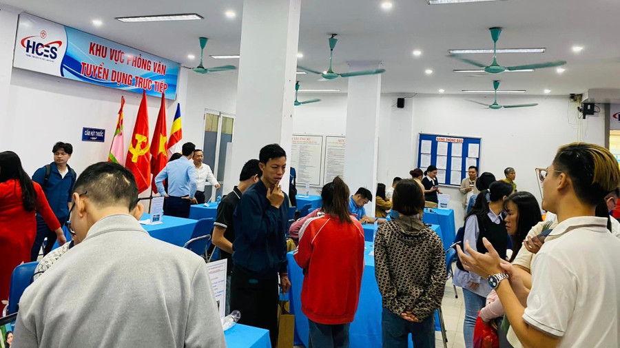Người lao động tìm hiểu thông tin việc làm tại Trung tâm Dịch vụ việc làm Hà Nội.