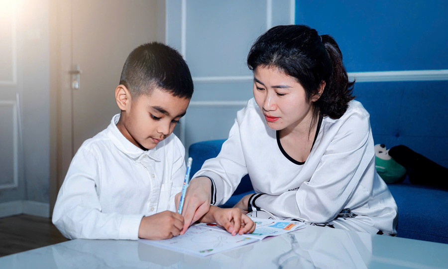 Khi thấy con đổ lỗi, cha mẹ cần đồng hành giúp con hình thành kỹ năng nhận trách nhiệm. Ảnh: Hoàng Toàn.