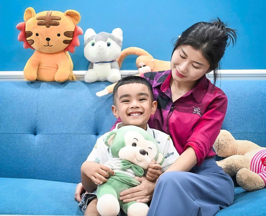Cha mẹ nên có sự thấu hiểu và kiên nhẫn, áp dụng các phương pháp giáo dục tích cực. Ảnh: Hoàng Toàn. xay-dung-moi-truong-tich-cuc-3.jpg