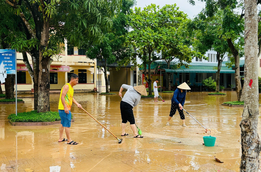 Thầy cô Trường THCS Mỹ Duệ (Cẩm Xuyên, Hà Tĩnh) khẩn trương khắc phục hậu quả do mưa lũ, tổ chức ôn thi cho học sinh lớp 9 trước kỳ thi tuyển sinh vào lớp 10 năm học 2025 - 2026. Ảnh: Hồ Phương giao-vien-vung-lu-ha-tinh-6.jpg