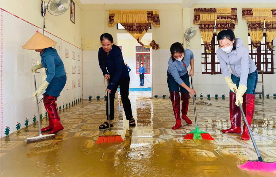 Giáo viên, phụ huynh Trường Mầm non Kim Hoa (Hương Sơn, Hà Tĩnh) vệ sinh trường lớp đón trò trở lại trường. Ảnh Hồ Phương giao-vien-vung-lu-ha-tinh-1.jpg
