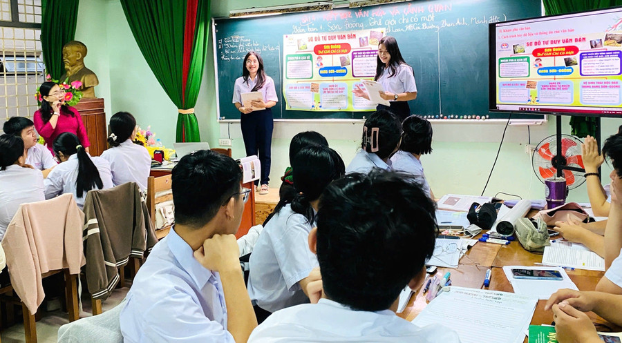 Cô Bùi Lê Trang Nhung và học sinh ứng dụng AI trong dạy học môn Ngữ văn. Ảnh: Nguyễn Dung