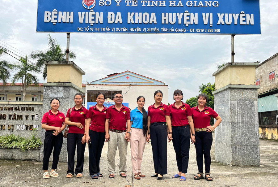 Thầy Lê Minh Tuấn và Nhóm thiện tâm Vị Xuyên. chuyen-mot-thay-giao-va-nghin-noi-chao-nghia-tinh-2.jpg