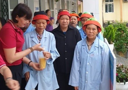 Cháo miễn phí của thầy Tuấn và Nhóm thiện tâm luôn là món ăn quen thuộc của đồng bào thiểu số nghèo. chuyen-mot-thay-giao-va-nghin-noi-chao-nghia-tinh-4.jpg