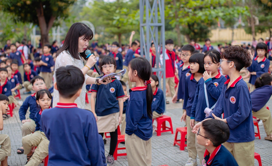 Học sinh Trường Tiểu học Trần Nhân Tông (Nam Định, Ninh Bình) hào hứng tham gia hoạt động giao lưu trong giờ sinh hoạt tập thể.