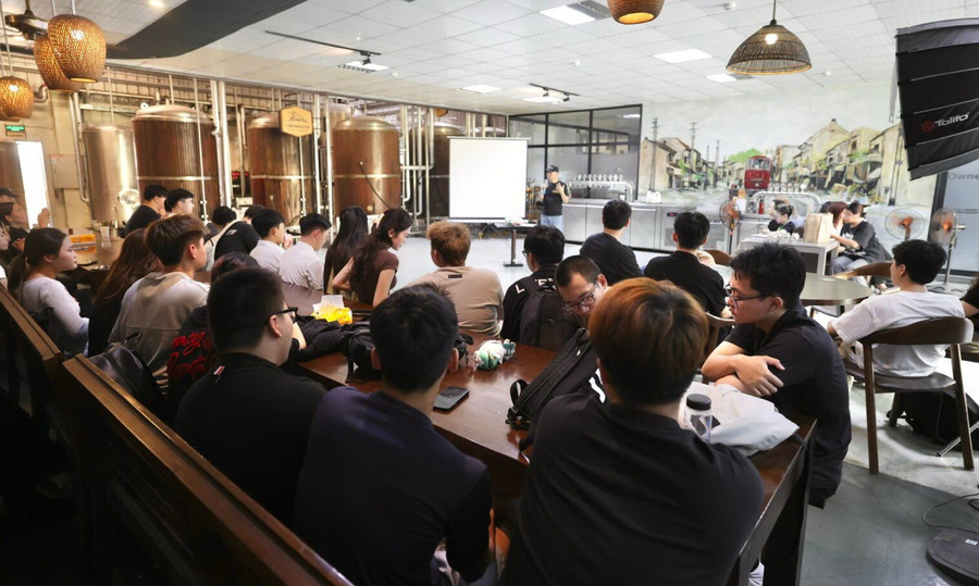 Sinh viên BUV thực tập tại Nhà máy bia C-Brewmaster ở Mê Linh (Hà Nội). Ảnh: Website nhà trường