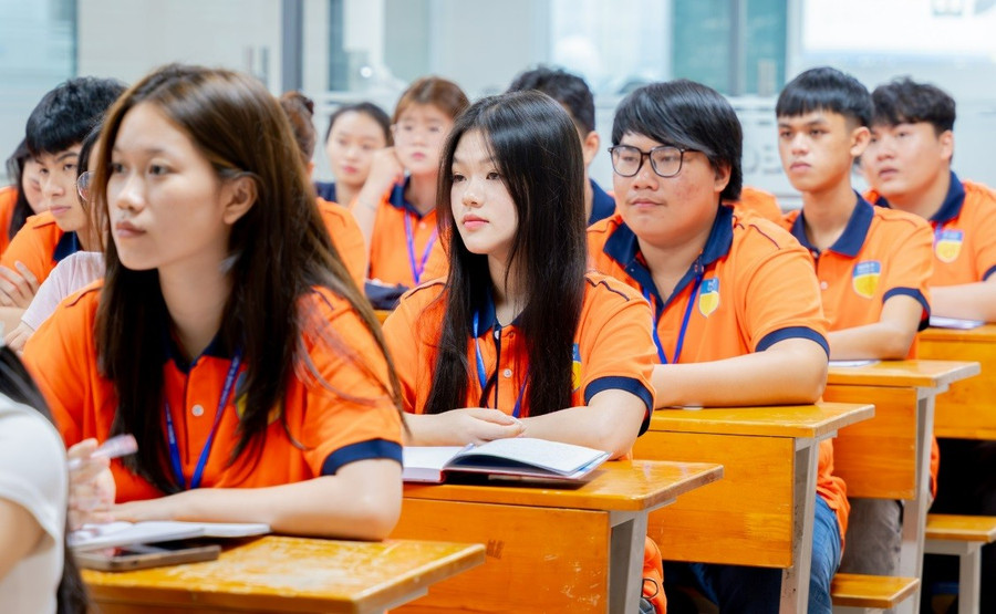 Tân sinh viên Trường Đại học Công nghệ TPHCM trong những ngày học đầu tiên. Ảnh: HUTECH