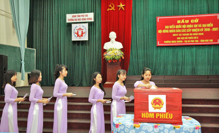 Sinh viên Trường Đại học Hùng Vương tham gia bỏ phiếu bầu cử đại biểu Quốc hội khóa XIV và Hội đồng Nhân dân các cấp nhiệm kỳ 2016 - 2021. Ảnh minh họa: Websile nhà trường
