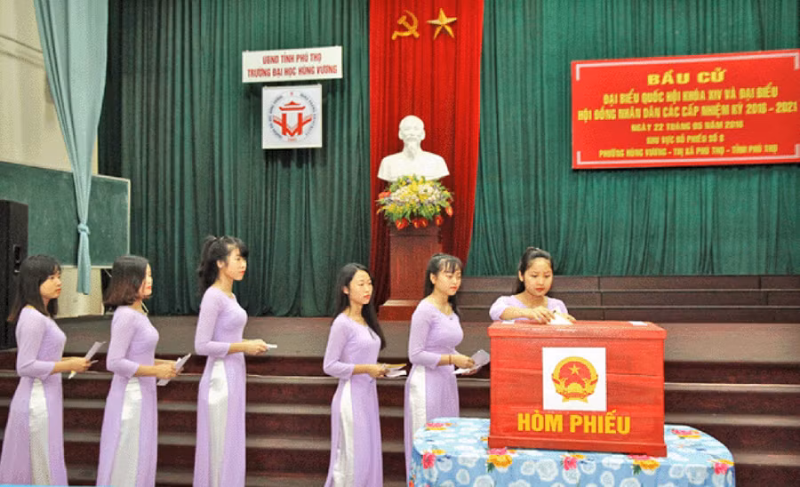 Sinh viên Trường Đại học Hùng Vương tham gia bỏ phiếu bầu cử đại biểu Quốc hội khóa XIV và Hội đồng Nhân dân các cấp nhiệm kỳ 2016 - 2021. Ảnh minh họa: Websile nhà trường