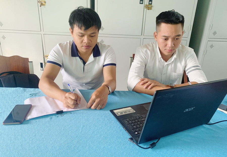 Giáo viên Trường Phổ thông Dân tộc bán trú Tiểu học & THCS Trà Nam (Trà Linh, Đà Nẵng) tham gia tập huấn trực tuyến đánh giá năng lực học sinh qua các môn học. Ảnh: NTCC dung-nguoi-dung-viec-3.jpg