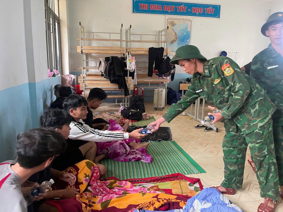 Học sinh, người dân được sơ tán đến Trường Tiểu học và THCS Quảng Đông để bảo đảm an toàn trong bão. truong-hoc-mien-trung-chu-dong-ung-pho-bao-kajiki-5.jpg