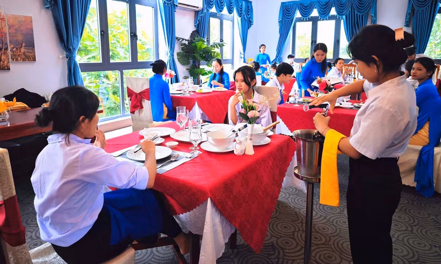 Học sinh ngành Nghiệp vụ nhà hàng, Trường Trung cấp Nghề Dân tộc nội trú tỉnh Kiên Giang. Ảnh: Quốc Anh